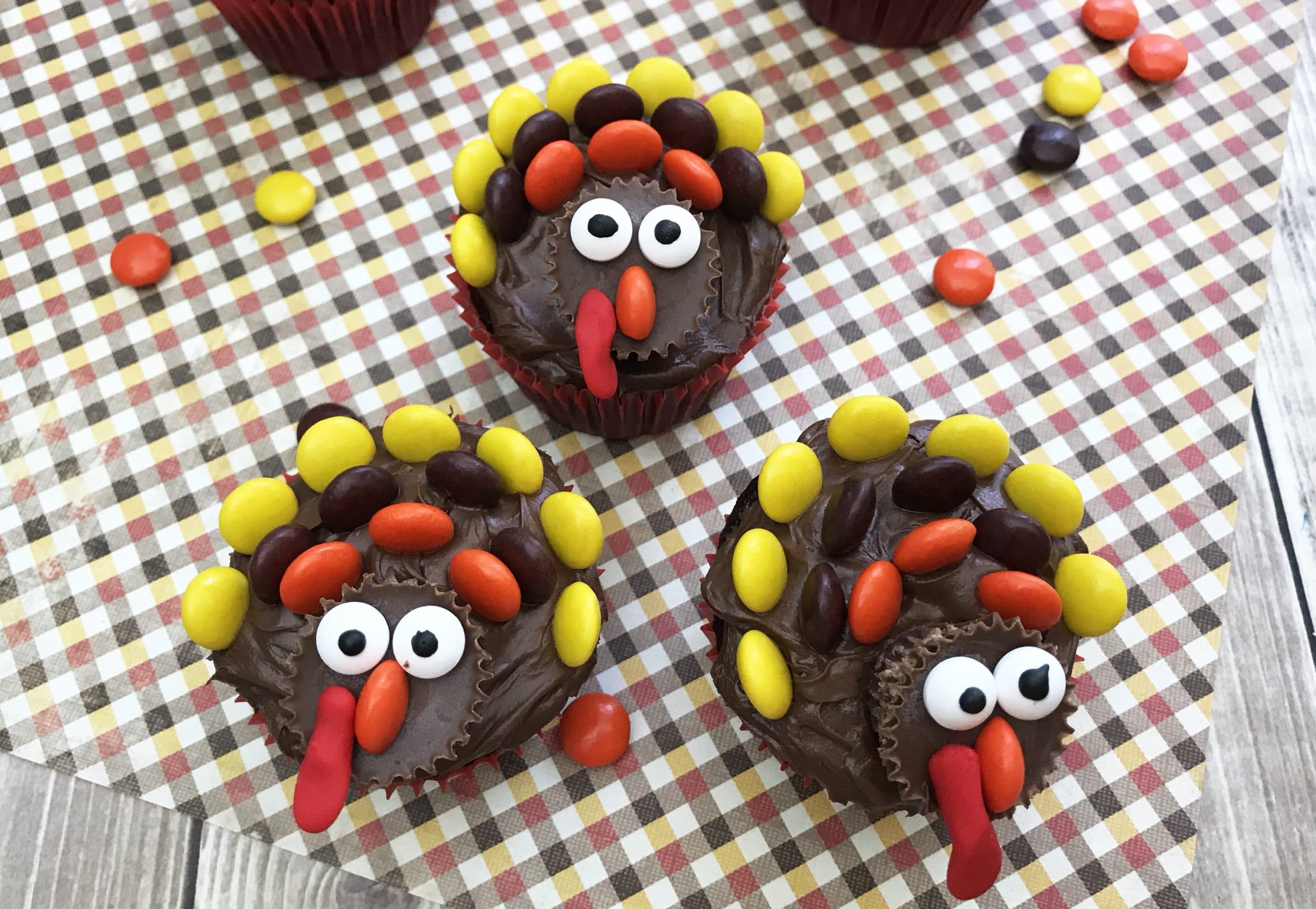 Cute and Easy Thanksgiving Dessert: Turkey Cupcakes!