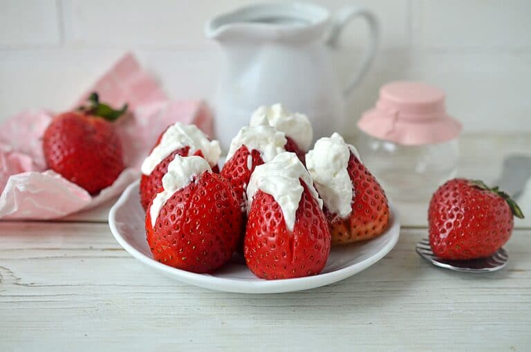 Easy Cheesecake-stuffed Strawberries